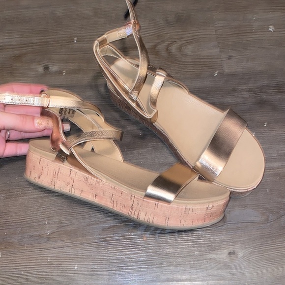 Gold platform sandals - Picture 3 of 4
